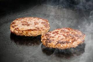 Amigos apostam na carne de b&uacute;falo e criam lanches V&eacute;io do Rio e Juma