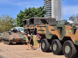 Bombas, blindados e at&eacute; ferimentos chamam aten&ccedil;&atilde;o da crian&ccedil;ada em exposi&ccedil;&atilde;o