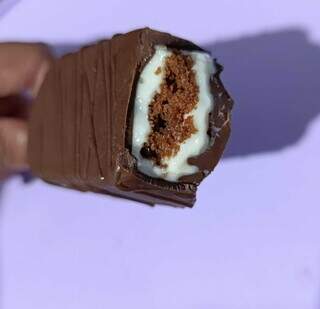 Nada de pote, casal aposta tudo em bolo no palito coberto de chocolate 