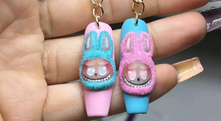 Para agradar as primas, designer colocou Labubu até nas unhas 