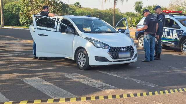 Rapaz morre e passageiro fica ferido em atentado com 14 tiros em sa&iacute;da de boate