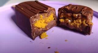 Nada de pote, casal aposta tudo em bolo no palito coberto de chocolate 