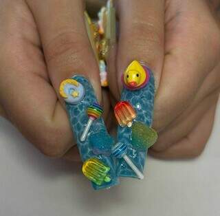 Para agradar as primas, designer colocou Labubu at&eacute; nas unhas 