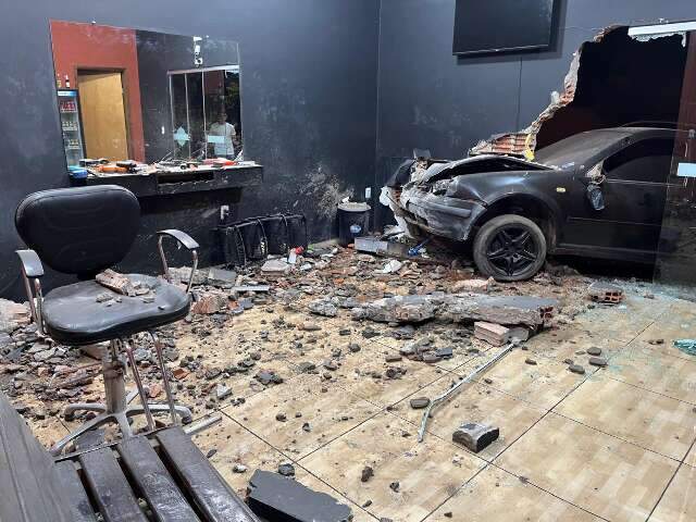 Motorista embriagado invade barbearia com carro, tenta fugir e &eacute; preso