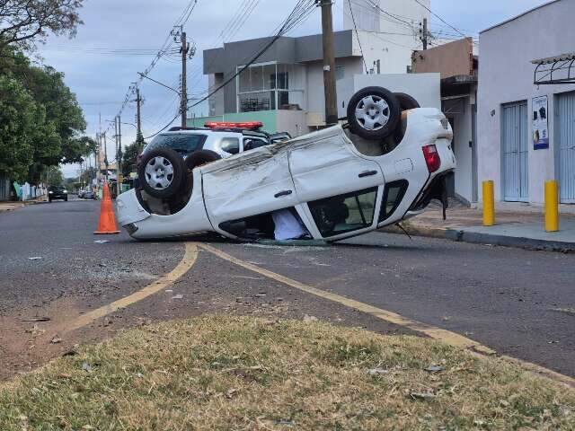 Colis&atilde;o em rotat&oacute;ria termina em capotagem perto da UFMS