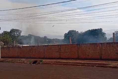 Inc&ecirc;ndio em terreno baldio causa transtornos no Residencial B&uacute;zios