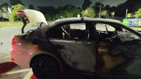 Jetta &eacute; destru&iacute;do por inc&ecirc;ndio ap&oacute;s condutor perder o controle e bater em poste