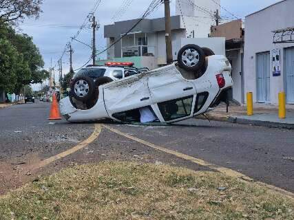 Colis&atilde;o entre Gol e Palio termina em capotagem perto da UFMS