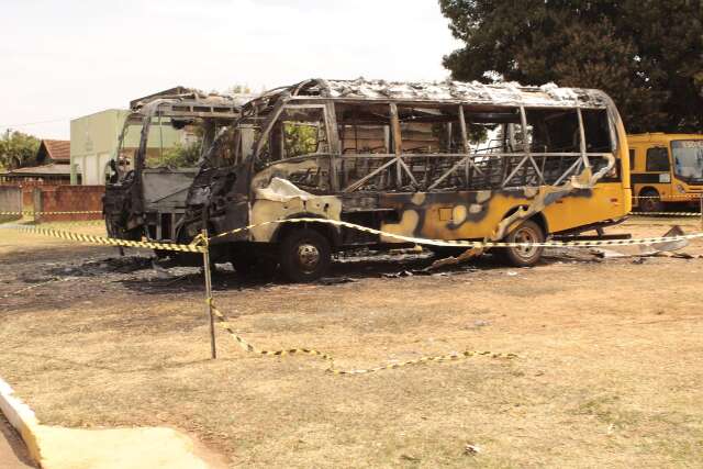 Dois &ocirc;nibus escolares s&atilde;o incendiados em frente ao pr&eacute;dio da Prefeitura