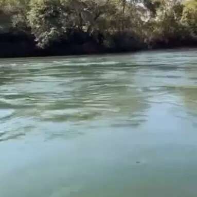 Jovem pede socorro e desaparece enquanto nadava no Rio Verde
