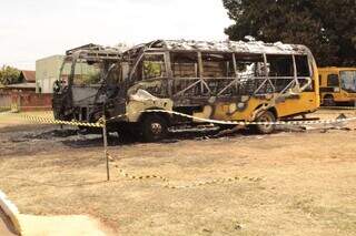 Dois &ocirc;nibus escolares s&atilde;o incendiados em frente ao pr&eacute;dio da Prefeitura