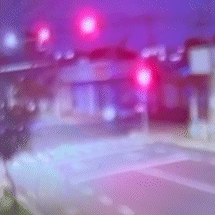C&acirc;mera flagra motociclista furando sinal vermelho e causando capotagem