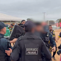 Motociclista invade campo de futebol e atropela jogador ao fugir da pol&iacute;cia 