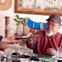 Jorge Arag&atilde;o experimenta carne de jacar&eacute; durante Festival de Inverno de Bonito