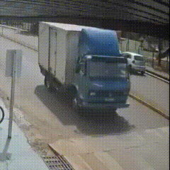 Cabine de caminh&atilde;o se desprende em movimento e quase atinge farm&aacute;cia