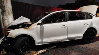 Jetta é destruído por incêndio após condutor perder o controle e bater em poste Jetta é destruído por incêndio após condutor perder o controle e bater em poste
