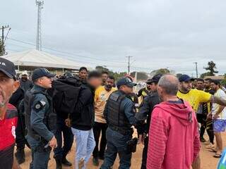 Motociclista invade campo de futebol e atropela jogador ao fugir da pol&iacute;cia 