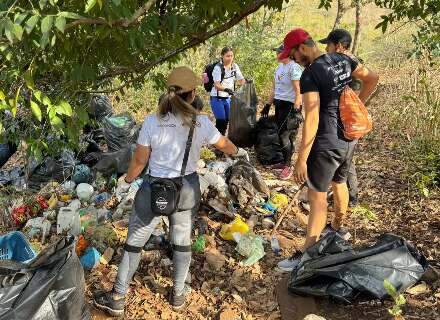 Mutir&atilde;o retira quase uma tonelada de lixo da Cachoeira do Ceuzinho
