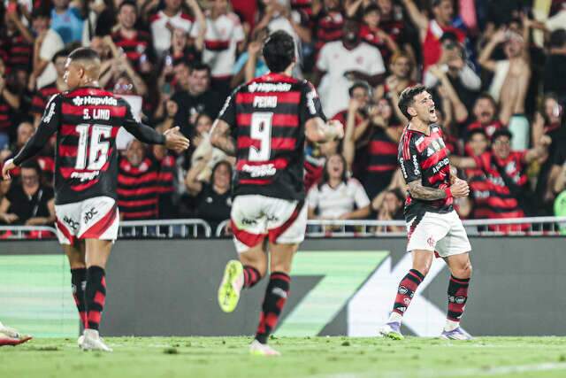 Flamengo atropela Vit&oacute;ria com goleada hist&oacute;rica de 8 a 0 no Maracan&atilde;