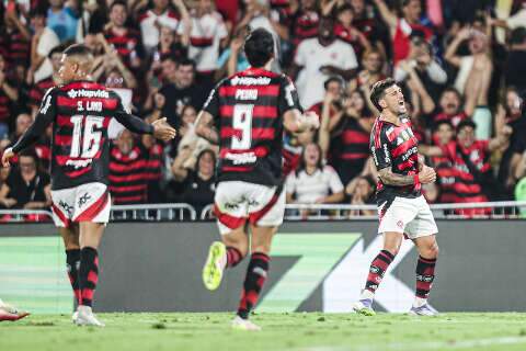Flamengo atropela Vit&oacute;ria com goleada hist&oacute;rica de 8 a 0 no Maracan&atilde;