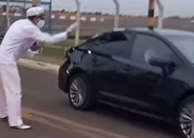 Sem dinheiro para show, f&atilde; se contenta com aceno de Roberto Carlos na Capital