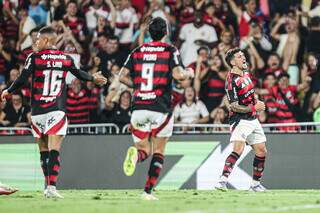 Flamengo atropela Vit&oacute;ria com goleada hist&oacute;rica de 8 a 0 no Maracan&atilde;