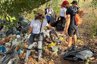 Mutir&atilde;o retira quase uma tonelada de lixo da Cachoeira do Ceuzinho
