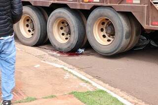 Motociclista morre atropelada por carreta no Nova Lima