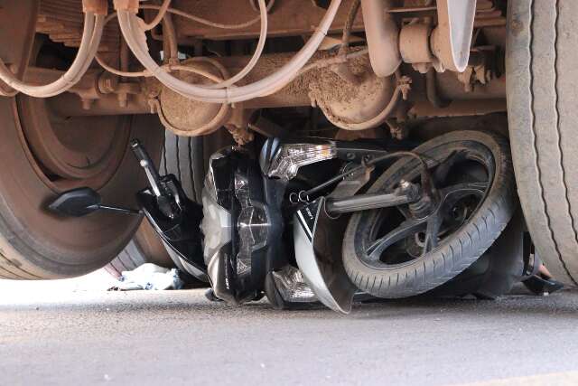 Motociclista morre atropelada por carreta no Nova Lima