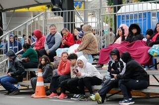 Com cobertores, fam&iacute;lias enfrentam frio de 11&deg;C para prestigiar desfile