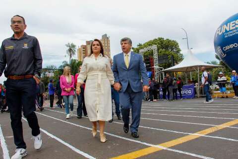 Prefeita celebra recorde de participa&ccedil;&atilde;o no desfile de anivers&aacute;rio da Capital