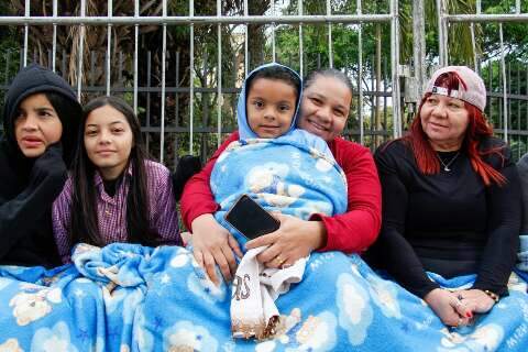 Com cobertores, fam&iacute;lias enfrentam frio de 11 &deg;C para prestigiar desfile