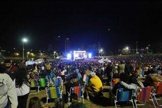 Fi&eacute;is lotam o Parque das Na&ccedil;&otilde;es para shows da Marcha para Jesus