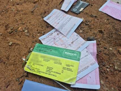 De cheque rasgado a cart&otilde;es cortados: descarte irregular polui rua 