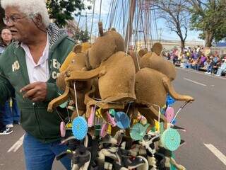 Ambulantes aproveitam para faturar com doces, brinquedos e bichinhos de espuma