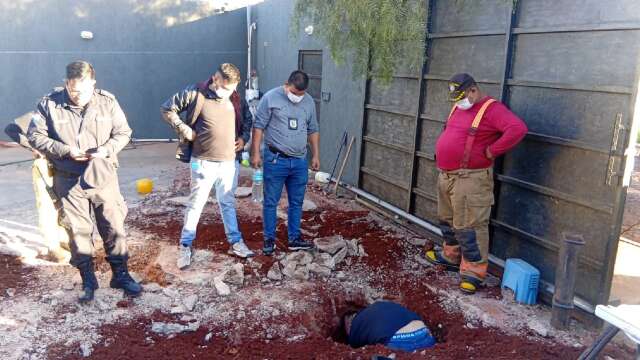 Corpo esquartejado &eacute; encontrado em tambor enterrado no quintal de casa