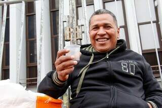 Com cobertores, fam&iacute;lias enfrentam frio de 11&deg;C para prestigiar desfile