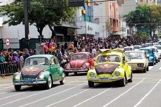 Confira as imagens do desfile que levou 40 mil pessoas ao Centro da Capital