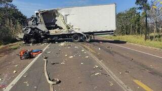Colis&atilde;o entre carretas mata condutores e interdita rodovia