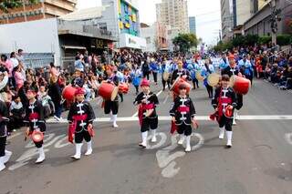 Confira as imagens do desfile que levou 40 mil pessoas ao Centro da Capital