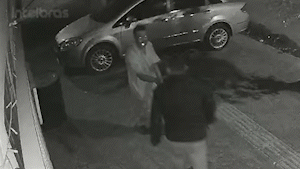 Homem &eacute; esfaqueado ap&oacute;s enviar mensagens sexuais para a m&atilde;e do vizinho