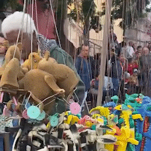 Ambulantes aproveitam para faturar com doces, brinquedos e bichinhos de espuma