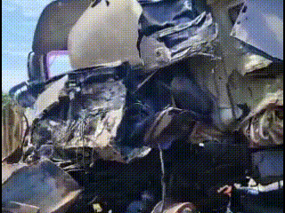 Batida entre carretas na BR-262 deixa condutor morto e interdita rodovia