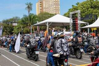 Confira as imagens do desfile que levou 40 mil pessoas ao Centro da Capital