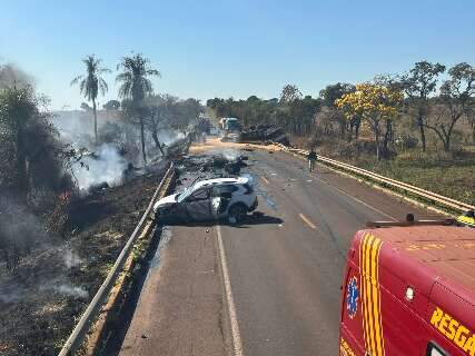 Trecho &eacute; liberado em pare e siga ap&oacute;s acidente com 2 mortos carbonizados