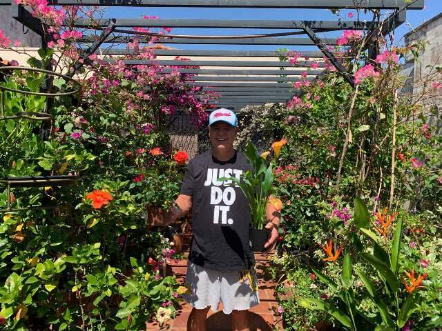 Decco j&aacute; cuidou de gado, mas hoje quem manda na rotina s&atilde;o as flores