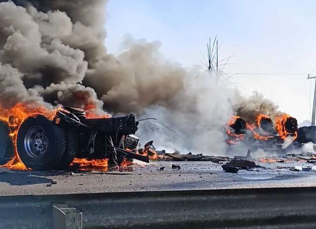 Trecho &eacute; liberado em pare e siga ap&oacute;s acidente com 2 mortos carbonizados