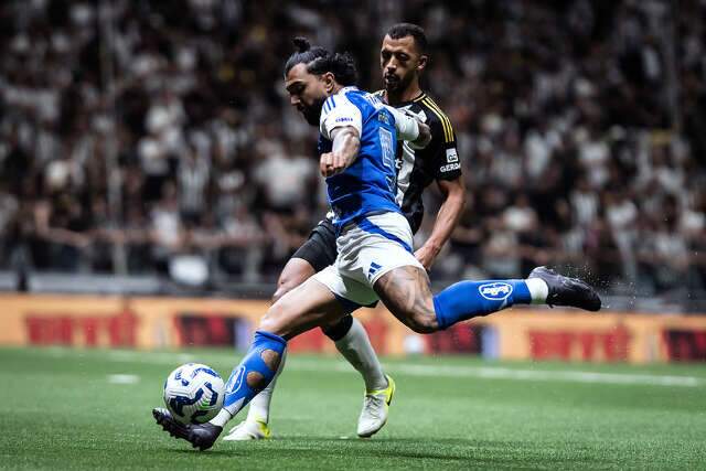 Cruzeiro domina segundo tempo e vence Atl&eacute;tico-MG em cl&aacute;ssico mineiro