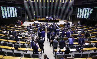 C&acirc;mara adia vota&ccedil;&atilde;o de texto acaba com foro privilegiado de parlamentares