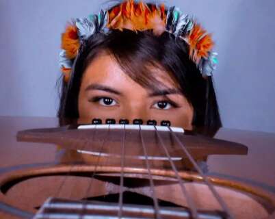Inspirada por D&eacute;lio e Delinha, Regiane canta pela cidade em terena